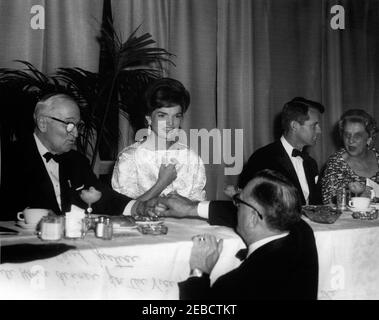 Première Salute inaugurale au dîner du Président, Washington, D.C., Armory de la Garde nationale, 6:45. La première dame Jacqueline Kennedy s'adresse à un invité lors de la première Salute inaugurale au dîner du Président commémorant l'anniversaire de l'inauguration du Président John F. Kennedyu2019s. Assis à la table (G-D): L'ancien président Harry S. Truman; Mme Kennedy; le procureur général Robert F. Kennedy; non identifié. Armory de la Garde nationale, Washington, D.C. Banque D'Images