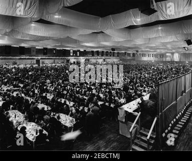 Première Salute inaugurale au dîner du Président, Washington, D.C., Armory de la Garde nationale, 6:45. Invités assis à des tables pendant la première Salute inaugurale au dîner du Président commémorant l'anniversaire de l'inauguration du Presidentu2019s. Armory de la Garde nationale, Washington, D.C. Banque D'Images