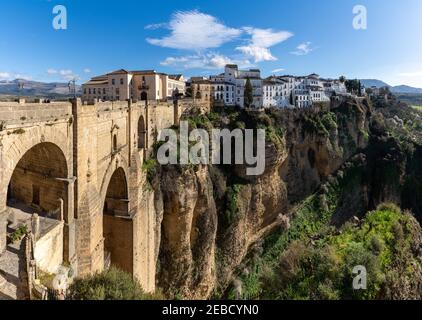 Ronda, Espagne - 1er février 2021 : vue sur la vieille ville de Ronda et le Puente Nuevo sur la gorge d'El Tajo Banque D'Images