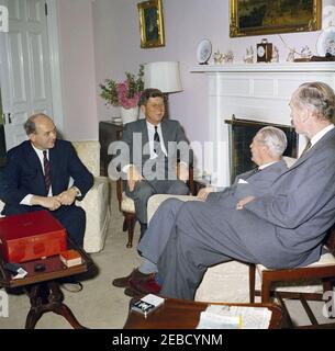 Voyage aux Bermudes : rencontre avec Harold Macmillan, Premier ministre de Grande-Bretagne. Le Président John F. Kennedy rencontre le Premier ministre de Grande-Bretagne Harold Macmillan à l'intérieur de la Maison du Gouvernement à Hamilton, Bermudes. De gauche à droite : le secrétaire D'État DES ÉTATS-UNIS Dean Rusk; le président Kennedy; le premier ministre Macmillan; le ministre britannique des Affaires étrangères et comte d'Home Alec Douglas-Home. Banque D'Images