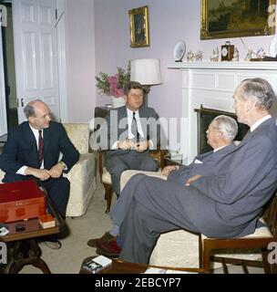 Voyage aux Bermudes : rencontre avec Harold Macmillan, Premier ministre de Grande-Bretagne. Le Président John F. Kennedy rencontre le Premier ministre de Grande-Bretagne Harold Macmillan à l'intérieur de la Maison du Gouvernement à Hamilton, Bermudes. De gauche à droite : le secrétaire D'État DES ÉTATS-UNIS Dean Rusk; le président Kennedy; le premier ministre Macmillan; le ministre britannique des Affaires étrangères et comte d'Home Alec Douglas-Home. Banque D'Images