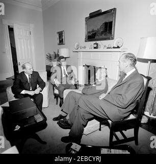 Voyage aux Bermudes : rencontre avec Harold Macmillan, Premier ministre de Grande-Bretagne. Le Président John F. Kennedy rencontre le Premier ministre de Grande-Bretagne Harold Macmillan à l'intérieur de la Maison du Gouvernement à Hamilton, Bermudes. De gauche à droite : le secrétaire D'État DES ÉTATS-UNIS Dean Rusk; le président Kennedy; le premier ministre Macmillan; le ministre britannique des Affaires étrangères et comte d'Home Alec Douglas-Home. Banque D'Images