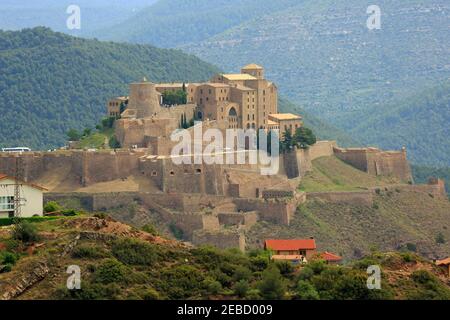 Parador de Cardona, un château médiéval perché au sommet d'une colline, en Catalogne, Espagne Banque D'Images