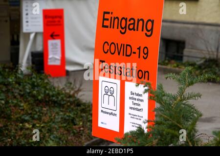 Entrée au point d'essai Covid-19 ou au centre d'essai sur le terrain de l'hôpital universitaire de Zurich. Les instructions concernant la nomination sont rédigées en allemand Banque D'Images