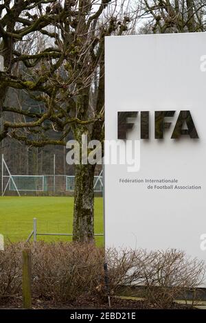 La FIFA annonce et informe le siège social de Zurich. Il y a un nom complet de l'association en français. Banque D'Images