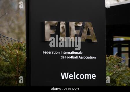 La FIFA signe à l'entrée pour les visiteurs, les accueillant au siège de Zurich. Il y a un nom complet de l'association en français. Banque D'Images