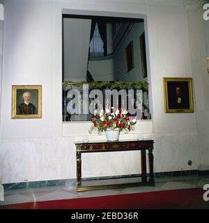 Chambres Maison Blanche, décorations de Noël: Chambre est, Chambre Rouge, Chambre verte, Chambre Bleue, salle à manger d'Etat, Cross Hall. Vue sur le Grand escalier, vue depuis Cross Hall. Des décorations de Noël ornent les rails; des fleurs sont assises sur une table de quai. Les portraits des anciens présidents Warren G. Harding et Zachary Taylor sont visibles respectivement dans l'escalier et sur le mur à droite. White House, Washington, D.C. Banque D'Images