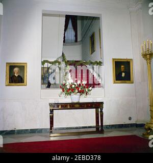 Chambres Maison Blanche, décorations de Noël: Chambre est, Chambre Rouge, Chambre verte, Chambre Bleue, salle à manger d'Etat, Cross Hall. Vue sur le Grand escalier, vue depuis Cross Hall. Des décorations de Noël ornent les rails; des fleurs sont assises sur une table de quai. Les portraits des anciens présidents Warren G. Harding et Zachary Taylor sont visibles à travers les rampes dans les cages d'escalier et sur le mur à droite, respectivement. White House, Washington, D.C. Banque D'Images