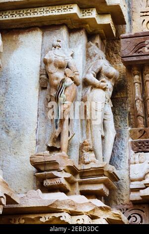 Khajuraho, Madhya Pradesh, Inde : UN écureuil grimpe sur un surasundari (beauté céleste) sculpture de relief dans le temple de Chitragupta au XIe siècle Banque D'Images