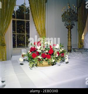 Chambres Maison Blanche, décorations de Noël: Chambre est, Chambre Rouge, Chambre verte, Chambre Bleue, salle à manger d'Etat, Cross Hall. Décorations de Noël dans la salle est; un arrangement de fleurs est assis sur la table. White House, Washington, D.C. Banque D'Images