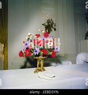 Chambres Maison Blanche, décorations de Noël: Chambre est, Chambre Rouge, Chambre verte, Chambre Bleue, salle à manger d'Etat, Cross Hall. Décorations de Noël dans la salle à manger de l'État; un arrangement de fleurs est assis sur la table. White House, Washington, D.C. Banque D'Images