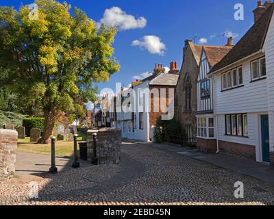 Place de l'église, le seigle, le Sussex. L'une des rues pavées pittoresques dans la ville historique de Rye. Banque D'Images
