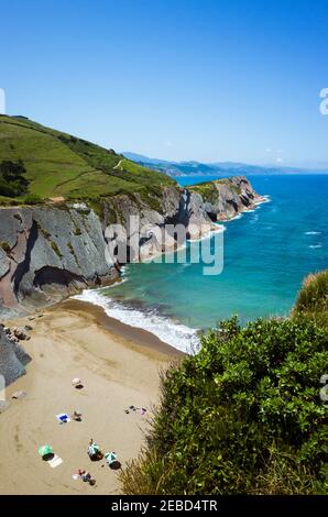 Zumaia, Gipuzkoa, pays Basque, Espagne - 15 juillet 2019 : Plage d'Itzurun sous la falaise en roche de Flysch. Banque D'Images