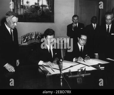 Cérémonie de signature, accord de 6,000,000 000 $ avec l'Organisation des États américains (OEA), 4:45. Le Président John F. Kennedy (assis à gauche) et le Dr. Josu00e9 Mora (assis à droite), Secrétaire général de l'Organisation des États américains (OEA), signent un accord de 6 millions de dollars pour l'OEA. Tous les autres non identifiés. Bureau du Dr Morau2019s, immeuble de l'Union panaméricaine, Washington, D.C. Banque D'Images