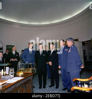 Présentation du Trophée international Harmon 1961 pour aviateurs, 12:00. Le président John F. Kennedy rencontre les récipiendaires du trophée international Harmon 1961 pour aviateurs, Joseph A. Walker, A. Scott Crossfield et le major Robert M. White, dans le Bureau ovale. (G-D) garçon non identifié; James E. Webb, administrateur de l'Administration nationale de l'aéronautique et de l'espace (NASA) (en arrière-plan); William E. Schramek; président Kennedy; Joseph A. Walker; aide aérienne au président Colonel Godfrey T. McHugh (en arrière-plan); A. Scott Crossfield; major Robert M. White; chef d'état-major de l'ONU Banque D'Images