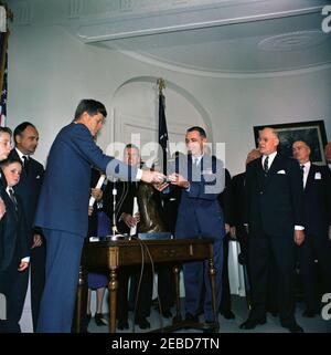 Présentation du Trophée international Harmon 1961 pour aviateurs, 12:00. Le Major Robert M. White présente au Président John F. Kennedy un modèle de l'avion X-15 lors de la présentation du Trophée international Harmon 1961 pour aviateurs au Major White, A. Scott Crossfield et Joseph A. Walker. (G-D) Thomas Scott Crossfield et Paul Scott Crossfield (fils de A. Scott Crossfield); Joseph V. Charyk, sous-secrétaire de la Force aérienne; Président Kennedy; Joseph A. Walker; Major White; Colonel Bernt Balchen (partiellement caché); William E. Schramek; homme non identifié; Vice-amiral Charles E. Rosendah Banque D'Images