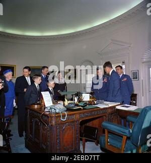 Présentation du Trophée international Harmon 1961 pour aviateurs, 12:00. Le président John F. Kennedy rencontre deux des récipiendaires du trophée international Harmon 1961 pour aviateurs, A. Scott Crossfield et le major Robert M. White, dans le Bureau ovale. (G-D) Femme non identifiée; A. Scott Crossfield; Thomas Scott Crossfield et Paul Scott Crossfield (fils de A. Scott Crossfield); Major Robert M. White; Femme non identifiée; Chef d'état-major du général de la Force aérienne des États-Unis Curtis LeMay; Président Kennedy; aide de la Force aérienne au Président Colonel Godfrey T. McHugh. White House, Washington, D. Banque D'Images