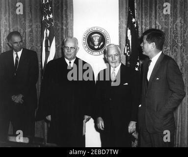 Assermentation en cérémonie, John McCone, directeur de l'Agence centrale de renseignement (CIA), 11 h 30. Le président John F. Kennedy assiste à la cérémonie d'assermentation de John McCone à titre de directeur de l'Agence centrale de renseignement (CIA). (G-D) Glenn T. Seaborg, président de la Commission de l'énergie atomique (CEA); Earl Warren, juge en chef de la Cour suprême des États-Unis; M. McCone; Kennedy, président. Cabinet, Maison Blanche, Washington, D.C. Banque D'Images