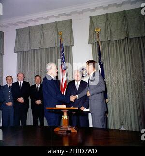 Assermentation en cérémonie, John McCone, directeur de l'Agence centrale de renseignement (CIA), 11 h 30. Le président John F. Kennedy tremble la main avec le directeur à la retraite de la CIA, Allen W. Dulles, lors de la cérémonie d'assermentation de John McCone en tant que directeur de la CIA. M. McCone est au milieu de M. Dulles et du Président Kennedy. En arrière-plan (L-R): Président des chefs d'état-major interarmées, le général Lyman Lemnitzer; secrétaire d'État, Dean Rusk; sénateur Henry M. u201cScoopu201d Jackson (Washington). Cabinet, Maison Blanche, Washington, D.C. Banque D'Images