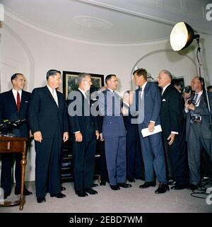 Présentation du Trophée international Harmon 1961 pour aviateurs, 12:00. Le président John F. Kennedy tremble la main avec le major Robert M. White, récipiendaire du Trophée international Harmon 1961 pour aviateurs, ainsi que A. Scott Crossfield et Joseph A. Walker. (G-D) Colonel Ansel E. Talbert; A. Scott Crossfield; Joseph A. Walker; Major Robert M. White; Président Kennedy; William E. Schramek; photographe non identifié. Fish Room, Maison Blanche, Washington, D.C. Banque D'Images