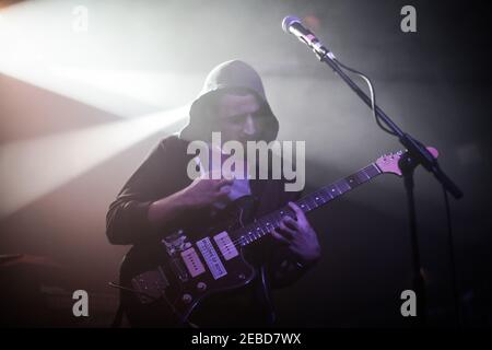 Joseph d'Agostino, de New York, des cymbales de groupe indépendant mangent des Guitars Vivez sur scène au garage dans le nord de Londres pendant La première date de leur tournée européenne Banque D'Images