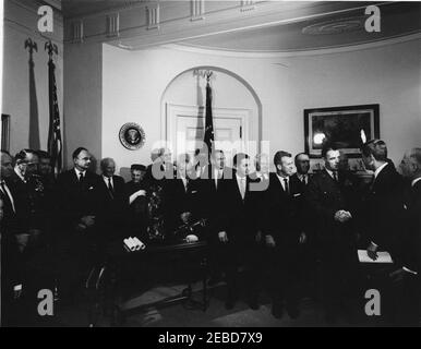 Présentation du Trophée international Harmon 1961 pour aviateurs, 12:00. Le président John F. Kennedy tremble la main avec le major Robert M. White, récipiendaire du Trophée international Harmon 1961 pour aviateurs, ainsi que A. Scott Crossfield et Joseph A. Walker. (G-D) Harrison A. Storms; président des chefs d'état-major interarmées, le général Lyman Lemnitzer; chef d'état-major de la Force aérienne des États-Unis, le général Curtis LeMay; Joseph V. Charyk, sous-secrétaire de la Force aérienne; vice-amiral Emory S. Land; femme et homme non identifiés; major Alexander P. de Seversky; Homme non identifié; colonel Ansel E. Talber Banque D'Images