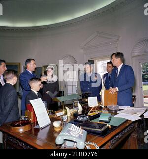 Présentation du Trophée international Harmon 1961 pour aviateurs, 12:00. Le président John F. Kennedy rencontre deux des récipiendaires du trophée international Harmon 1961 pour aviateurs, A. Scott Crossfield et le major Robert M. White, dans le Bureau ovale. (G-D) A. Scott Crossfield; Thomas Scott Crossfield et Paul Scott Crossfield (fils de A. Scott Crossfield); major Robert M. White; femme non identifiée; chef d'état-major du général de l'Armée de l'air des États-Unis Curtis LeMay; aide de l'Armée de l'air au président Colonel Godfrey T. McHugh; président Kennedy. White House, Washington, D.C. Banque D'Images