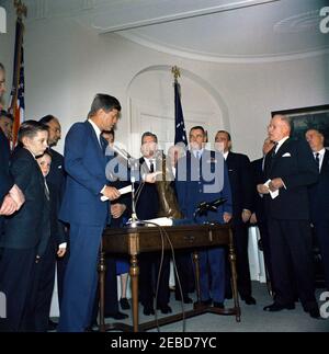 Présentation du Trophée international Harmon 1961 pour aviateurs, 12:00. Le président John F. Kennedy fait des remarques lors de la présentation du trophée international Harmon 1961 pour aviateurs à A. Scott Crossfield, Joseph A. Walker et le major Robert M. White. (G-D) Chef d'état-major de la Force aérienne des États-Unis, le général Curtis LeMay; Thomas Scott Crossfield et Paul Scott Crossfield (fils de A. Scott Crossfield); Joseph V. Charyk, sous-secrétaire de la Force aérienne; le président Kennedy; Joseph A. Walker; le major Alexander P. de Seversky; le major Robert M. White; Colonel Ansel E. Talbert; colonel Bernt Banque D'Images