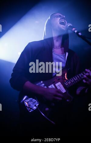 Joseph d'Agostino, de New York, des cymbales de groupe indépendant mangent des Guitars Vivez sur scène au garage dans le nord de Londres pendant La première date de leur tournée européenne Banque D'Images