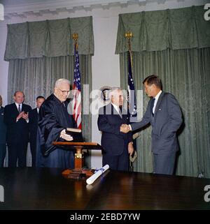 Assermentation en cérémonie, John McCone, directeur de l'Agence centrale de renseignement (CIA), 11 h 30. Le président John F. Kennedy (à l'extrême droite) tremble la main avec John McCone, après avoir prêté serment en tant que directeur de l'Agence centrale de renseignement (CIA). (G-D) Secrétaire d'État Dean Rusk; sénateur Henry M. u201cScoopu201d Jackson (Washington); juge en chef de la Cour suprême des États-Unis Earl Warren. Cabinet, Maison Blanche, Washington, D.C. Banque D'Images