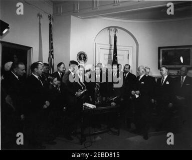 Présentation du Trophée international Harmon 1961 pour aviateurs, 12:00. Le président John F. Kennedy fait des remarques lors de la présentation du trophée international Harmon 1961 pour aviateurs à A. Scott Crossfield, Joseph A. Walker et le major Robert M. White. (G-D) homme non identifié; Harrison A. Storms; Président des chefs d'état-major interarmées, le général Lyman Lemnitzer; Chef d'état-major de la Force aérienne des États-Unis, le général Curtis LeMay; Thomas Scott Crossfield et Paul Scott Crossfield (fils de A. Scott Crossfield); Joseph V. Charyk, sous-secrétaire de la Force aérienne; Président Kennedy; A. Scott Cro Banque D'Images