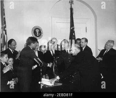 Présentation du Trophée international Harmon 1961 pour aviateurs, 12:00. Le président John F. Kennedy tremble la main avec le major Robert M. White, récipiendaire du Trophée international Harmon 1961 pour aviateurs, ainsi que A. Scott Crossfield et Joseph A. Walker. (G-D) Thomas Scott Crossfield et Paul Scott Crossfield (fils de A. Scott Crossfield); Joseph V. Charyk, sous-secrétaire de la Force aérienne; président Kennedy; A. Scott Crossfield; femme non identifiée; Joseph A. Walker; homme non identifié; major Robert M. White; William E. Schramek (portant des lunettes); homme non identifié; colonel Ansel E. Talber Banque D'Images