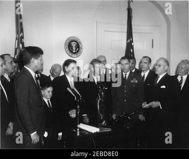 Présentation du Trophée international Harmon 1961 pour aviateurs, 12:00. Le président John F. Kennedy se penche sur William E. Schramek, membre du conseil d'administration du Harmon International Trophy, qui lit les citations de la présentation du Harmon International Trophy 1961 pour aviateurs. Le trophée a été remis à A. Scott Crossfield, Joseph A. Walker et au major Robert M. White. (G-D) Harrison A. Storms; président des chefs d'état-major interarmées, le général Lyman Lemnitzer; chef d'état-major de la Force aérienne des États-Unis, le général Curtis LeMay (partiellement caché par le général Lemnitzer); président Banque D'Images