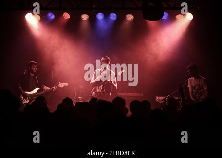 Joseph d'Agostino, de New York, des cymbales de groupe indépendant mangent des Guitars Vivez sur scène au garage dans le nord de Londres pendant La première date de leur tournée européenne Banque D'Images