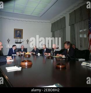 Réunion avec les conseillers sur le désarmement, 12:00. Le Président John F. Kennedy rencontre des conseillers sur le désarmement dans la salle du Cabinet de la Maison Blanche, Washington, D.C., L-R : le Vice-Président Lyndon B. Johnson; l'adjoint spécial du Président pour la science et la technologie, Jerome B. Wiesner; le Directeur de l'Agence centrale de renseignement (CIA), John McCone; Président de la délégation des États-Unis à la Conférence de Genève sur le désarmement, Arthur Dean; directeur de l'Agence de contrôle des armements et du désarmement (ACDA), William C. Foster; secrétaire d'État, Dean Rusk; président Kennedy; sous-secrétaire d'État, George ball Banque D'Images