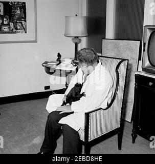 Homme avec un singe de recherche lors d'une fête d'anniversaire à la Maison Blanche. Homme non identifié avec un singe de recherche dans une pièce non identifiée de l'aile est, deuxième étage, Maison Blanche, Washington, D.C. Banque D'Images
