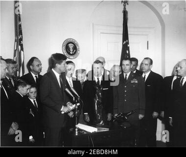 Présentation du Trophée international Harmon 1961 pour aviateurs, 12:00. Le président John F. Kennedy fait des remarques lors de la présentation du trophée international Harmon 1961 pour aviateurs à A. Scott Crossfield, Joseph A. Walker et le major Robert M. White. (G-D) Harrison A. Storms; chef d'état-major du général de la Force aérienne des États-Unis Curtis LeMay; Thomas Scott Crossfield et Paul Scott Crossfield (fils de A. Scott Crossfield); Joseph V. Charyk, sous-secrétaire de la Force aérienne; président Kennedy; A. Scott Crossfield; femme non identifiée; Joseph A. Walker; homme non identifié; Major Alexander Banque D'Images