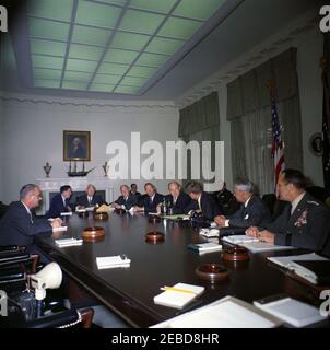 Réunion avec les conseillers sur le désarmement, 12:00. Le Président John F. Kennedy rencontre des conseillers en désarmement dans la salle du Cabinet de la Maison Blanche, Washington, D.C., L-R (autour de la table): Le Vice-Président Lyndon B. Johnson; l'adjoint spécial du Président pour la science et la technologie, Jerome B. Wiesner; le Directeur de l'Agence centrale de renseignement (CIA), John McCone; Président de la délégation des États-Unis à la Conférence de Genève sur le désarmement, Arthur Dean; directeur de l'Agence de contrôle des armements et du désarmement (ACDA), William C. Foster; secrétaire d'État, Dean Rusk; président Kennedy; secrétaire adjoint de Banque D'Images