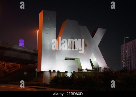 Les lettres LAX à l'entrée de l'aéroport international de Los Angeles, le dimanche 7 février 2021, à Los Angeles. Banque D'Images