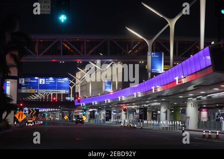 Un niveau de départ vide au terminal 1 de l'aéroport international de Los Angeles, le dimanche 7 février 2021, à Los Angeles. Banque D'Images