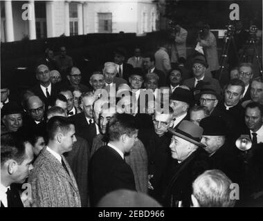 Visite des membres de la Conférence nationale des chrétiens et des juifs, 4 h 10. Le Président John F. Kennedy visite les membres de la Conférence nationale des chrétiens et des juifs. Rose Garden, Maison Blanche, Washington, D.C. Banque D'Images