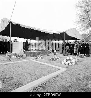 Voyage dans les États de l'Ouest : funérailles du Président Sam Rayburn à Bonham, Texas, 13:30. Service funéraire de la Chambre des représentants Sam Rayburn au cimetière Willow Wild de Bonham, Texas. Le révérend Bernard Braskamp (à côté du cercueil), aumônier de la Chambre des représentants des États-Unis, préside la cérémonie. Les anciens présidents (G-D) Harry S. Truman et Dwight D. Eisenhower, le président John F. Kennedy, le sénateur Carl Hayden (Arizona) et le vice-président Lyndon B. Johnson sont assis au premier rang. Les autres participants au service incluent le représentant C Banque D'Images