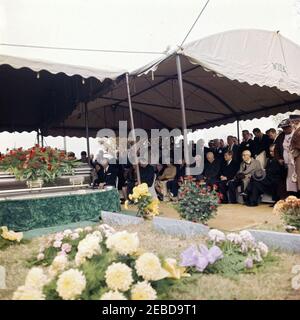 Voyage dans les États de l'Ouest : funérailles du Président Sam Rayburn à Bonham, Texas, 13:30. Service funéraire de la Chambre des représentants Sam Rayburn au cimetière Willow Wild de Bonham, Texas. Les anciens présidents (G-D) Harry S. Truman et Dwight D. Eisenhower, le président John F. Kennedy, le sénateur Carl Hayden (Arizona) et le vice-président Lyndon B. Johnson sont assis au premier rang. Parmi les autres personnes qui assistent au service figurent le représentant Carl Albert (Oklahoma), le sénateur Mike Mansfield (Montana) et le représentant John W. McCormack (Massachusetts). Banque D'Images