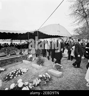 Voyage dans les États de l'Ouest : funérailles du Président Sam Rayburn à Bonham, Texas, 13:30. Le président John F. Kennedy, le vice-président Lyndon B. Johnson, le sénateur Carl Hayden (Arizona), et les anciens présidents Dwight D. Eisenhower et Harry S. Truman quittent le service funéraire de la Chambre des représentants Sam Rayburn au cimetière Willow Wild de Bonham, au Texas. Sont également présents à la cérémonie l'aide militaire au Président général Chester V. Clifton et le Secrétaire de la Marine John Connally, Jr Banque D'Images