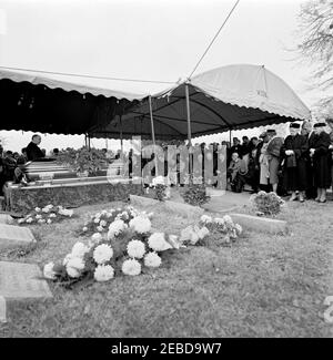 Voyage dans les États de l'Ouest : funérailles du Président Sam Rayburn à Bonham, Texas, 13:30. Service funéraire de la Chambre des représentants Sam Rayburn au cimetière Willow Wild de Bonham, Texas. Le révérend Bernard Braskamp (à côté du cercueil), aumônier de la Chambre des représentants des États-Unis, préside la cérémonie. Les anciens présidents (G-D) Harry S. Truman et Dwight D. Eisenhower, le président John F. Kennedy, le sénateur Carl Hayden (Arizona) et le vice-président Lyndon B. Johnson sont assis au premier rang. Les autres participants au service incluent le représentant C Banque D'Images