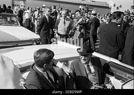 Voyage dans les États de l'Ouest : dîner en l'honneur du sénateur Carl Hayden à Phoenix, Arizona, 7 h 05. Le président John F. Kennedy et le sénateur Carl Hayden (Arizona) sont assis dans un cabriolet à l'aéroport de Sky Harbor à Phoenix, en Arizona, sur leur route vers l'hôtel Westward Ho pour un dîner du 50e anniversaire en l'honneur du sénateur Hayden. Toby Chandler, agent du service secret de la Maison Blanche (portant des lunettes de soleil) se tient derrière la voiture du Presidentu2019s. Banque D'Images