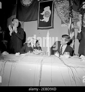 Voyage dans les États de l'Ouest : dîner en l'honneur du sénateur Carl Hayden à Phoenix, Arizona, 7 h 05. Le président John F. Kennedy assiste au dîner du 50e anniversaire du sénateur Carl Haydenu2019s (Arizona) dans la salle Thunderbird de l'hôtel Westward Ho à Phoenix, en Arizona. (G-D) Gouverneur de l'Arizona Paul Fannin, sénateur Hayden, Président Kennedy. Banque D'Images