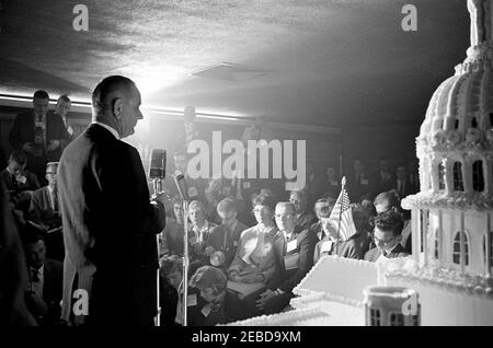 Voyage dans les États de l'Ouest : dîner en l'honneur du sénateur Carl Hayden à Phoenix, Arizona, 7 h 05. Le vice-président Lyndon B. Johnson (debout au micro) prononce un discours lors du dîner du 50e anniversaire du sénateur Carl Haydenu2019s (Arizona) à l'hôtel Westward Ho de Phoenix, en Arizona. Les membres de la presse sont présents dans le public. Banque D'Images