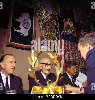 Voyage dans les États de l'Ouest : dîner en l'honneur du sénateur Carl Hayden à Phoenix, Arizona, 7 h 05. Le président John F. Kennedy assiste au dîner du 50e anniversaire du sénateur Carl Haydenu2019s (Arizona) dans la salle Thunderbird de l'hôtel Westward Ho à Phoenix, en Arizona. Assis (G-D): Gouverneur de l'Arizona Paul Fannin, sénateur Hayden, président Kennedy. Banque D'Images