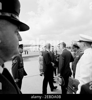 Voyage dans les États de l'Ouest : funérailles du Président Sam Rayburn à Bonham, Texas, 13:30. Le président John F. Kennedy (face à la caméra et portant un chapeau) est accueilli par des journalistes à son arrivée à la base aérienne de Perrin à Bonham, au Texas, pour assister aux funérailles du président de la Chambre des représentants Sam Rayburn. Tous les autres sont non identifiés. Banque D'Images